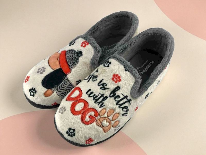 Pantuflas de mujer cerradas par mujer, muy cómodas con eslogan Life is better with dog. Con bordado de perro salchicha sobre fondo beige y huellas.