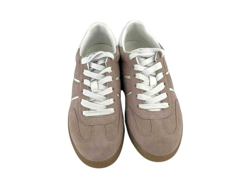 Zapatillas para mujer de la marca Tamaris, en piel rosa, suela de goma color caramelo, con detalles y cordones en blanco, muy cómodas y combinables con cualquier estilo.