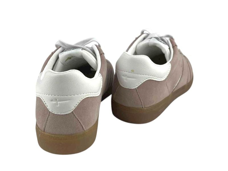 Vista por la parte de atrás, de unas zapatillas retro, en piel ante color rosa y detalles en blanco, con cordones y suela de goma antideslizante color caramelo.