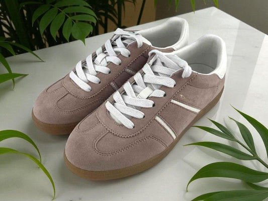 Zapatillas Tamaris para mujer, en piel serraje en color rosa, estilo retro, con cordones blancos y suela de goma en color caramelo antideslizante.