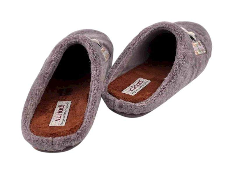 Vista por la parte de atrás de  unas zapatillas descalzas para mujer de la marca vulladi, en color malva, muy cómodas y divertidas.