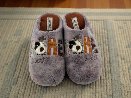 Zapatillas de casa para mujer, de la marca Vulladi, realizadas en paño grueso malva, estilo peluche con bordado "Homesweet home" y oveja divertida.