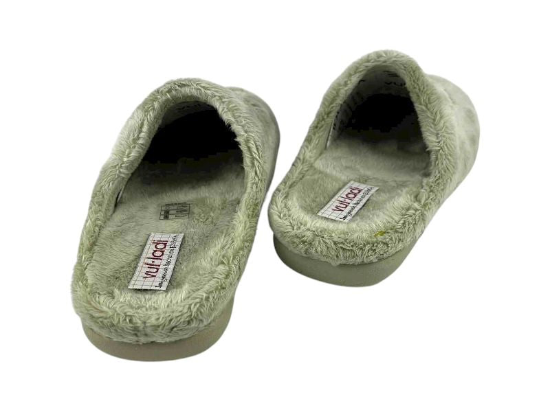 Pantuflas descalzas de mujer, de la marca vulladi en color verde salvia, muy cómodas y con suela antideslizante.