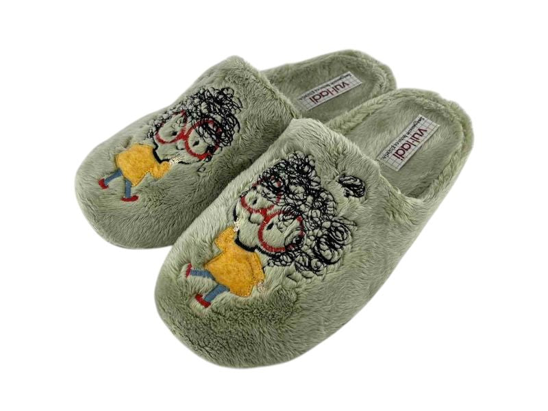 Zapatillas desalzas de la marca Vulladi en color verde salvia, muy suaves, de peluche, bordadas, chica con gafas muy divertidas.