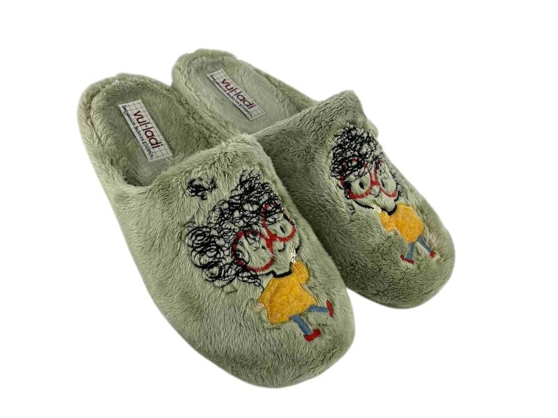 Pantuflas de mujer descalzas de la marca española vulladi, muy suaves, peluche, en color verde salvia, con bordado en la pala de chica con gafas. 