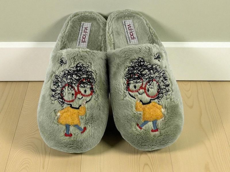 Zapatillas de casa para mujer descalzas verde salvia, con bordaedo de chica con gafas muy suaves, de peluche.