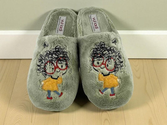 Zapatillas de casa para mujer descalzas verde salvia, con bordaedo de chica con gafas muy suaves, de peluche.