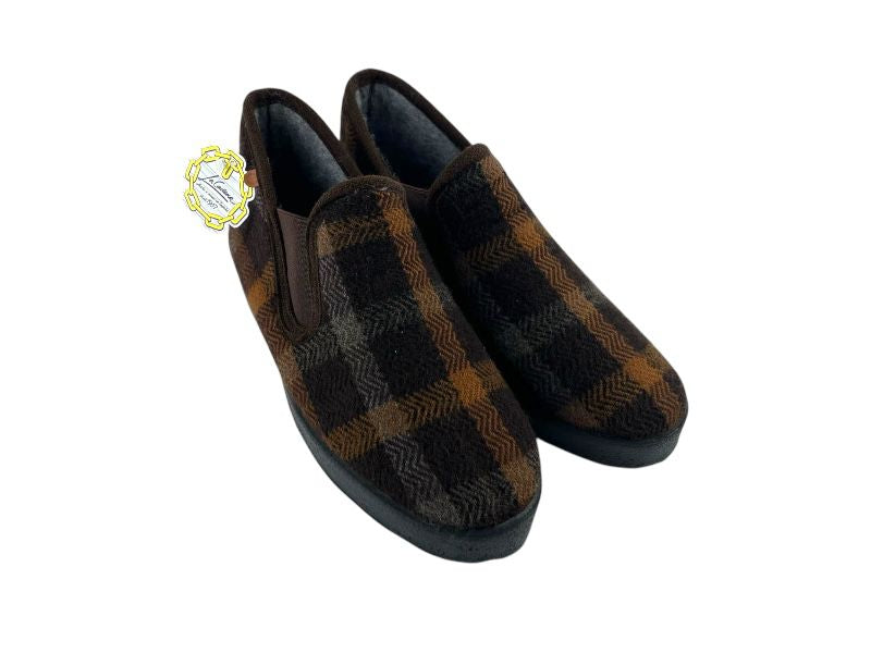 Zapatillas clásicas de hombe de la marca española La Cadena. Cuadros tartán marrones con elásticos y suela gruesa antideslizante. Ideales para el invierno, muy cómodas y cálidas.