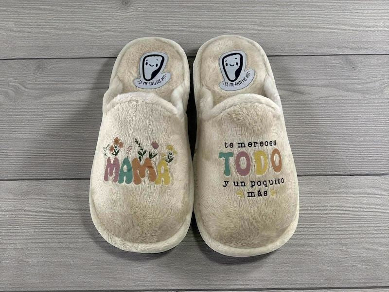 Zapatillas descalzas para casa de la marca española Se me ríen los pies, con  mensaje motivador "mamá te mereces todo y un poquito más". Ideales para regalo.  Suave tacto de peluche color beige.