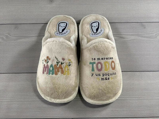 Zapatillas descalzas para casa de la marca española Se me ríen los pies, con  mensaje motivador "mamá te mereces todo y un poquito más". Ideales para regalo.  Suave tacto de peluche color beige.