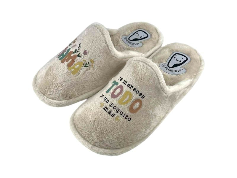 Zapatillas de casa, para mujer de la marca española Se me ríen los pies, con mensaje Mamá te mereces todo y un poquito más. Pantuflas descalzas tacto de peluche en color beige ideales para el invierno.