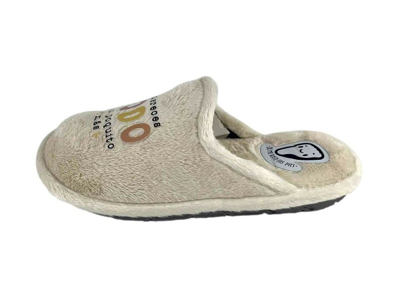 Zapatillas descalzas para mujer, de la marca española "Se me rien los piés". Con tacto peluche suave en color beige y suela antideslizante. Ideal para regalo del día de la madre. 