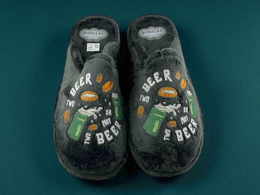 Zapatillas descalzas de hombre, en paño gris suave, con detalles divertidos de cervezas Two beer or not two beer. Marca española biorelax. Ideales para regalo.