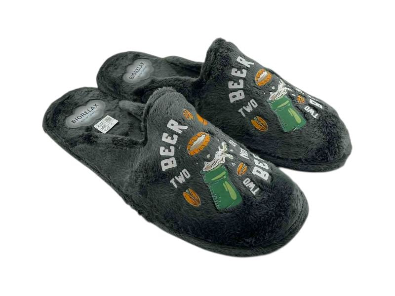Zapatillas de casa descalzas hombre grises de la maca española Biorelax, s con paño suave peluche color gris y divertido slogan Two beer or not two beer. Ideales para regalar a los amantes de las cervezas.