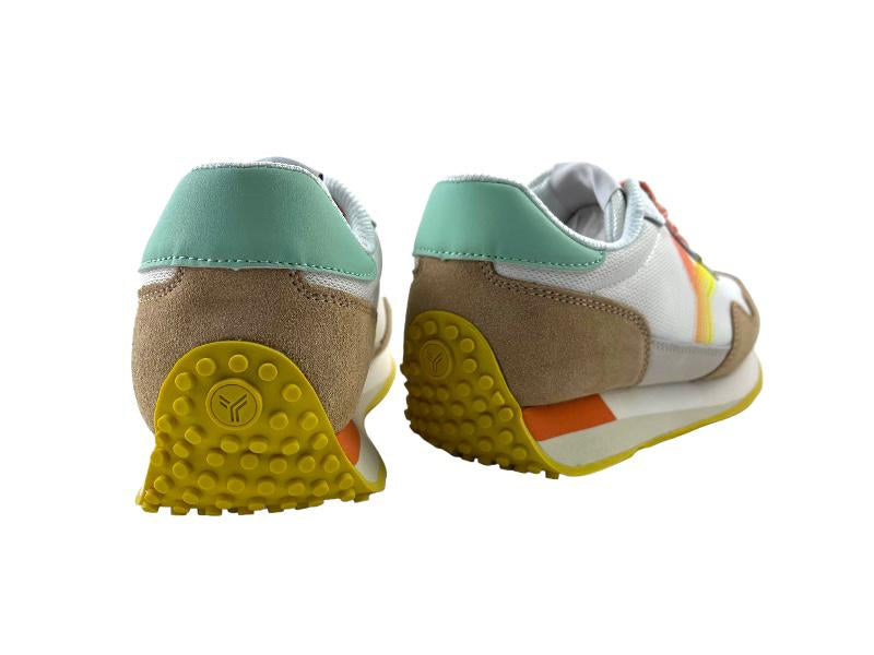 Sneakers ( tenis) de mujer, vista por la parte de atrás, tonos beige y verde aguamarina con suela de goma amarilla que se prolonga al talón. Vista trasera de los sneakers sobre fondo blanco.