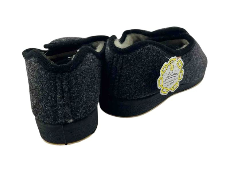 Zapatillas de casa para hombre o mujer, en paño gris y lana, con velcro, fáciles de poner y muy cálidas de la marca española La Cadena. 