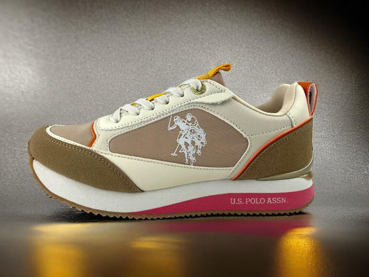  Sneakers (Zapatillas) de la marca U.S.Polo  Assn. en distintos tonos de beige combinados con rosa en la suela. Logo de la marca en el lateral y en la suela. Vista lateral izquierda sobre fondo plateado.