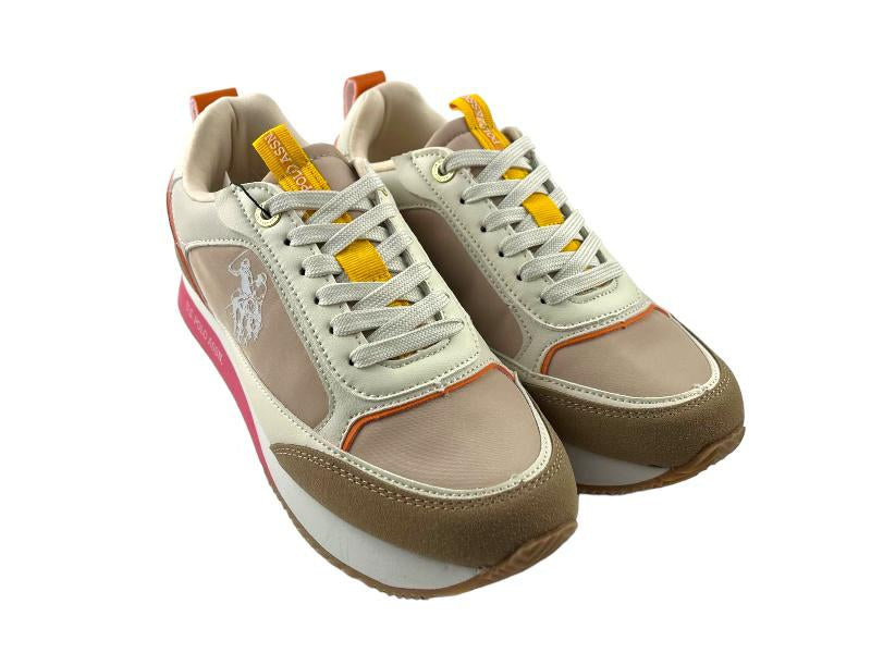 Sneakers (Zapatillas) de la marca U.S.Polo Assn. en tonos beige con cordones y logo en la lengüeta en beige sobre tira en amarillo. Vista lateral derecha sobre fondo blanco.