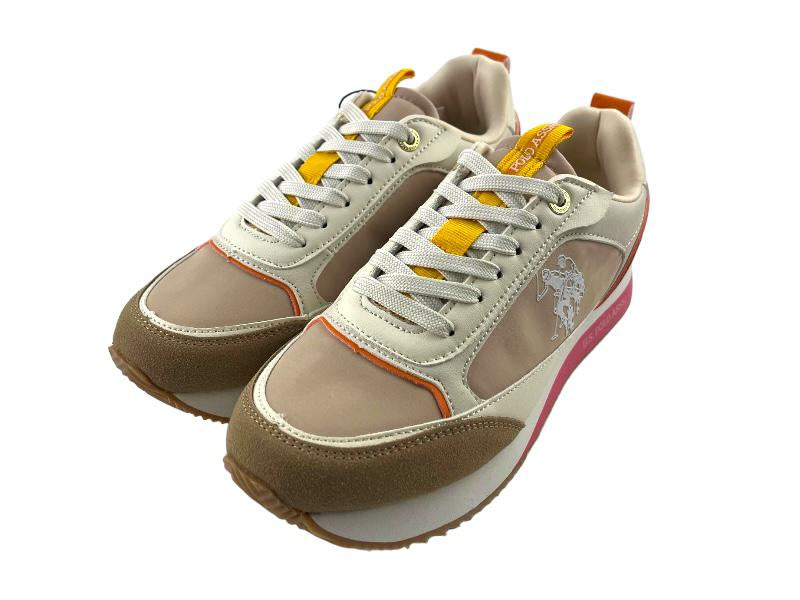 Sneakers (Zapatillas) de la marca U.S.Polo Assn. en tonos beige con cordones y logo en la lengüeta en beige sobre tira en amarillo. Vista lateral izquierda sobre fondo blanco.