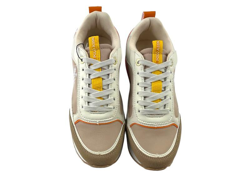 Sneakers (Zapatillas) de la marca U.S.Polo Assn. en tonos beige con cordones y logo en la lengüeta en beige sobre tira en amarillo. Vista frontal sobre fondo blanco.