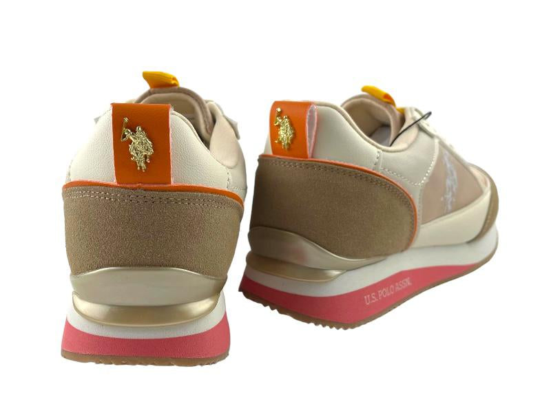 Sneakers (Zapatillas) de la marca U.S.Polo Assn. vista por la parte de atrás sobre fondo blanco. Talón en beige y suela blanca y rosa. Tirador con logo de la marca.