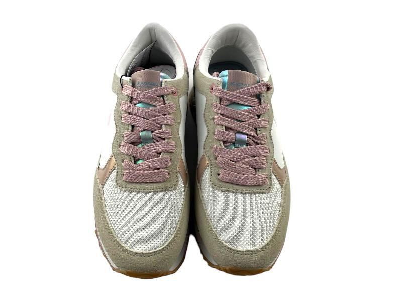 Sneakers (Zapatillas) de la marca U.S. Polo. Assn. vista frontal sobre fondo blanco. Zapatillas en color blanco con toques rosa en el lateral, cordones, logo y suela. Color beige en la puntera.