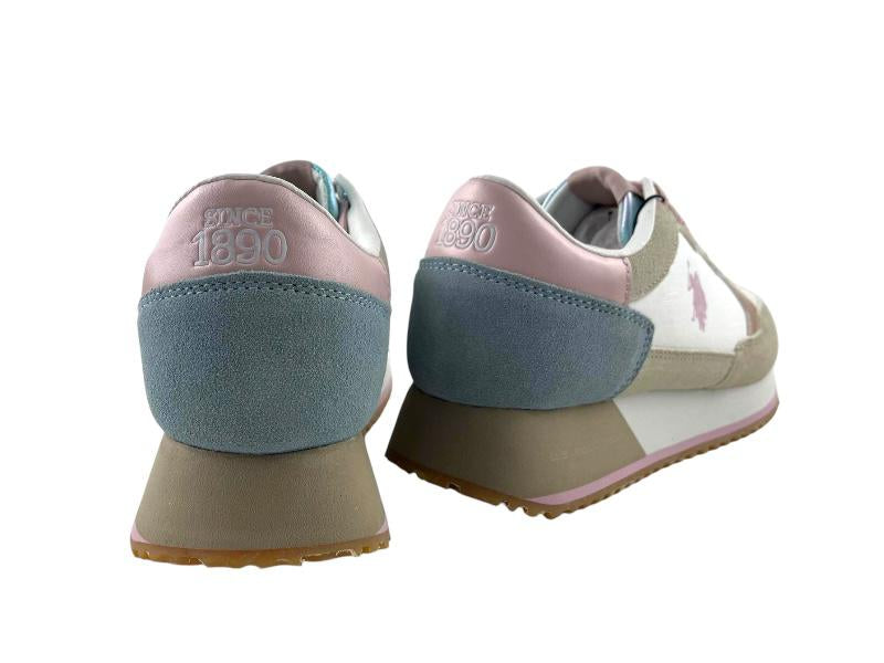 Sneakers (Zapatillas) de la marca U.S. Polo. Assn. vista por la parte de atrás. Talón con piel en azul cielo y rosa , con logo de la marca en blanco.
