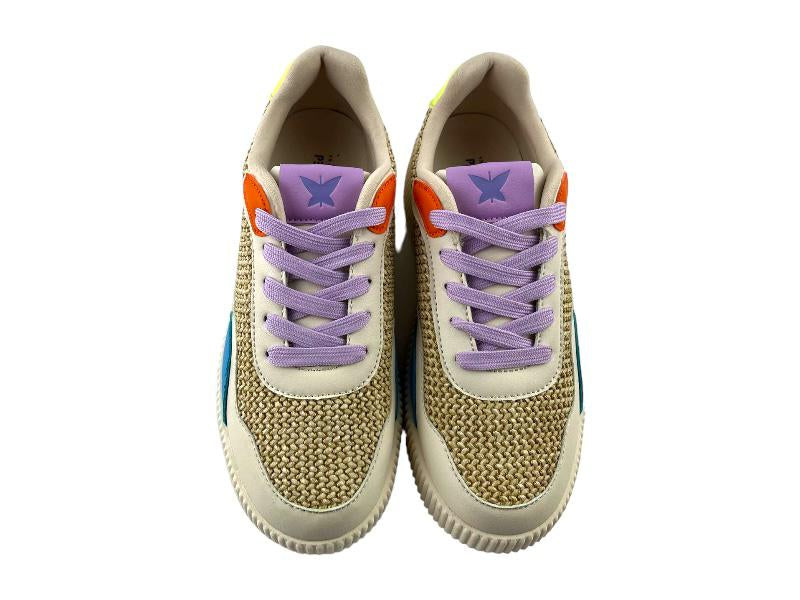 Sneakers (Zapatillas) de la marca Pepe Moll, para mujer, con cordones lila y toques de color en azul, naranja y lila sobre fondo beige. Suela en  color beige. Logo de la marca en la lengüeta. Vista frontal sobre fondo blanco.
