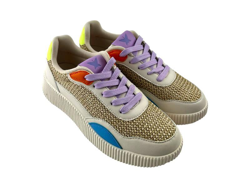 Sneakers (Zapatillas) de la marca Pepe Moll, para mujer, con cordones lila y toques de color en azul, naranja y verde sobre fondo beige. Suela en  color beige. Logo de la marca en la lengüeta. Vista lateral derecha sobre blanco.