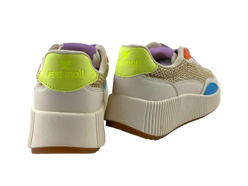 Sneakers (Zapatillas) de la marca Pepe Moll para mujer. Vista por la parte de atrás sobre fondo blanco. Talones en color beige y logo de la marca sobre fondo verde lima.