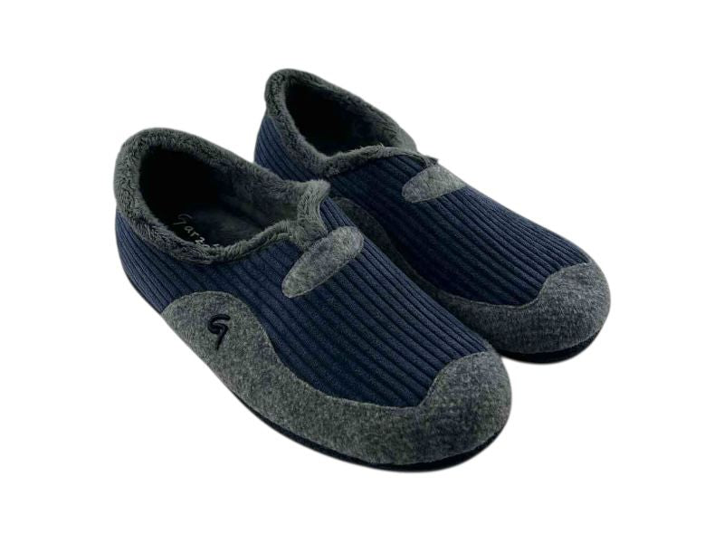 Zapatillas de casa de la marca Garzón para hombre o mujer, con suela antideslizante, paño grueso cálido en azul acanalado y gris. Zapatillas muy cómodas y cálidas.
