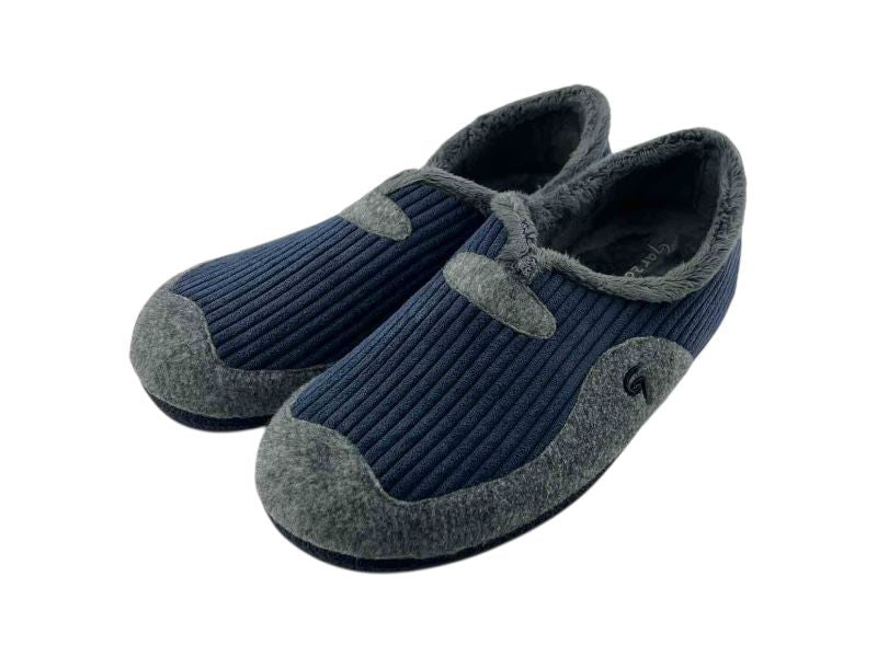Zapatillas de casa cerradas con paño azul y gris de gran calidad, de la marca Garzon, ideales para el invierno, con paño de gran calidad y suela antideslizante.
