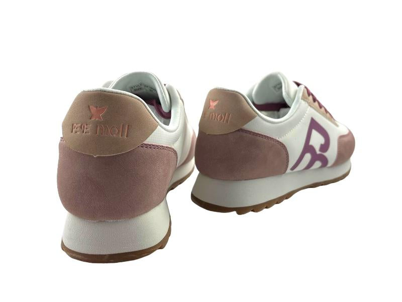 Sneakers de mujer de la marca Pepe Moll, con talón en rosa y logo impreso. Suela blanca y logo lateral en rosa. Vista por la parte de atrás del los sneakers sobre fondo blanco.