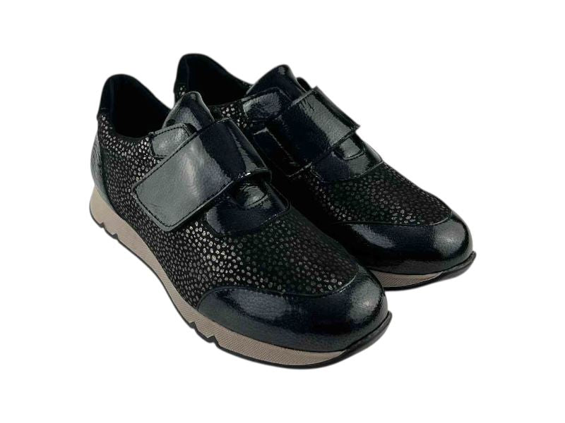 Sneakers de mujer con velcro, realizadas en piel charol y textil animal print suave. Suela atidesliante. Ligeras y muy cómodas.