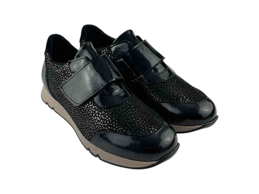 Sneakers de mujer con velcro, realizadas en piel charol y textil animal print suave. Suela atidesliante. Ligeras y muy cómodas.