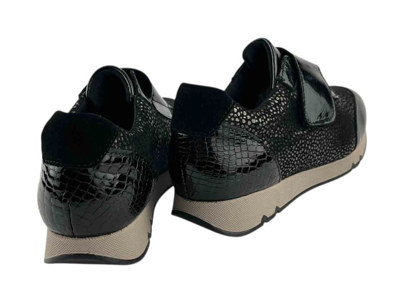 Snealkers ligeros y cómodos de mujer en color negro, piel charol y animal print suave, con velcro y suela antideslizante. 