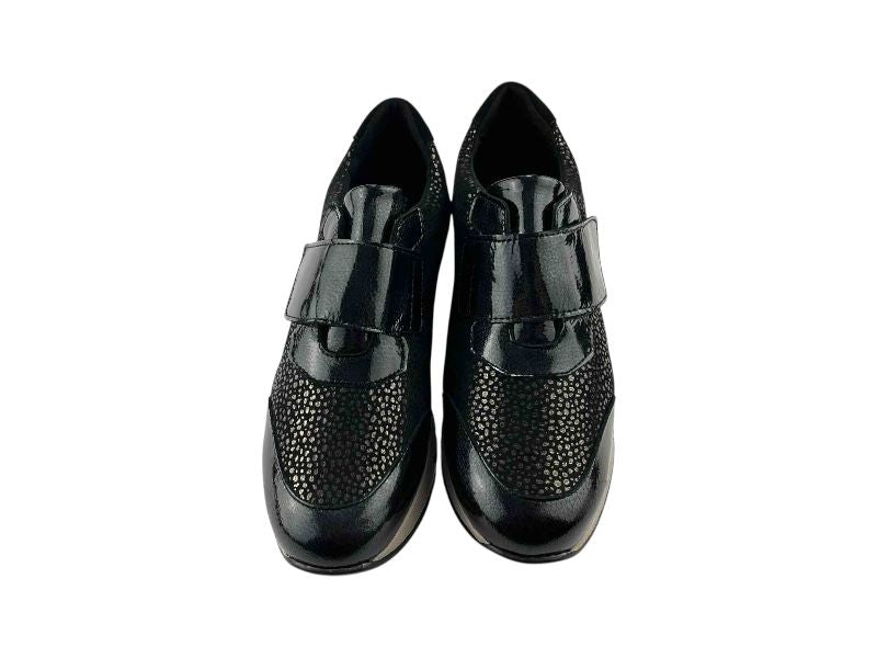 Tenis de mujer con velcro en color negro charol y animal print. Muy cómodas y ligeras, plantilla extraíble y suela antideslizante.