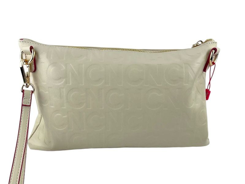 Bolso vegano de la marca Noco, en color beige, piel vegana con logo de la marca grabada. Asa para agarrar. Vista por la parte de atrás sobre fondo blanco.