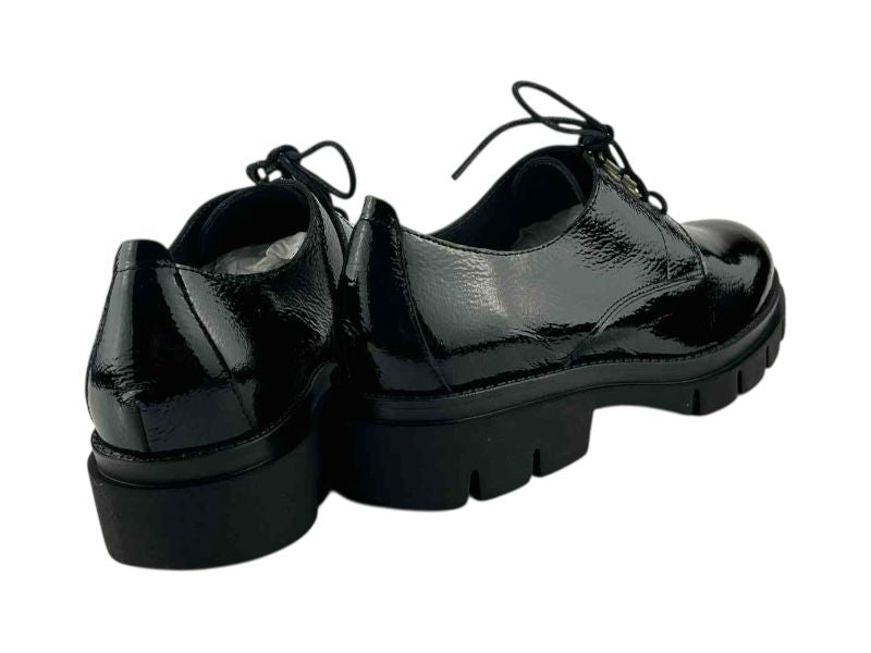 Zapatos para mujer estilo Oxford, con cordones, en piel charol negra y suela track muy ligera.