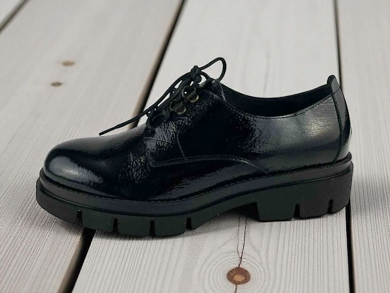 Zapato de piel charol de tendencia color negro, para mujer, estilo Oxford, plataforma gruesa y suela track, con cordones, ligeros y muy cómodos. 