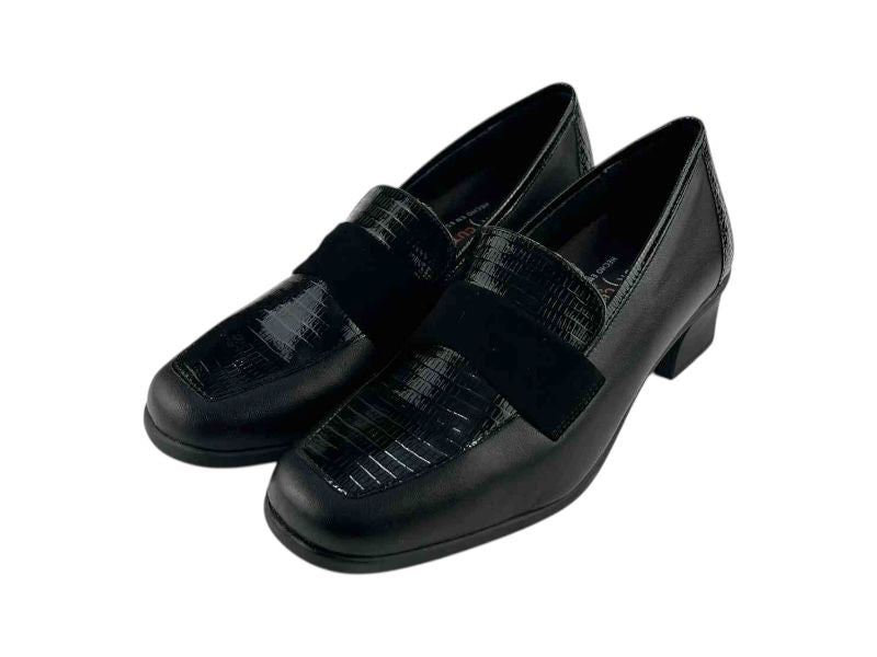 Zapatos de piel negros para mujer con tacón bajo tipo bloque. El diseño muestra una combinación de texturas: piel lisa en los laterales, solapa frontal con grabado efecto piel de cocodrilo brillante y una banda traversal de ante negro.