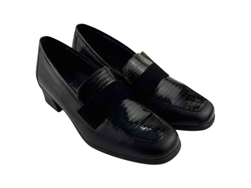 Zapatos de piel para mujer en color negro, con tacón en bloque bajo. El diseño mezcla una combinación de piel lisa y cocodrilo y tira de ante en el empeine.