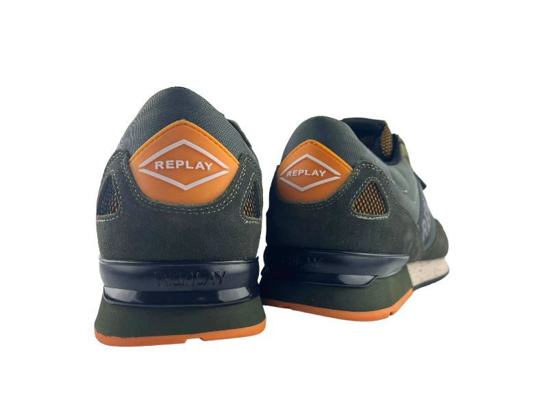 Sneakers de hombre vistos por la parte de atrás, en color verde, con logo de la marca en fondo naranja, fondo blanco.