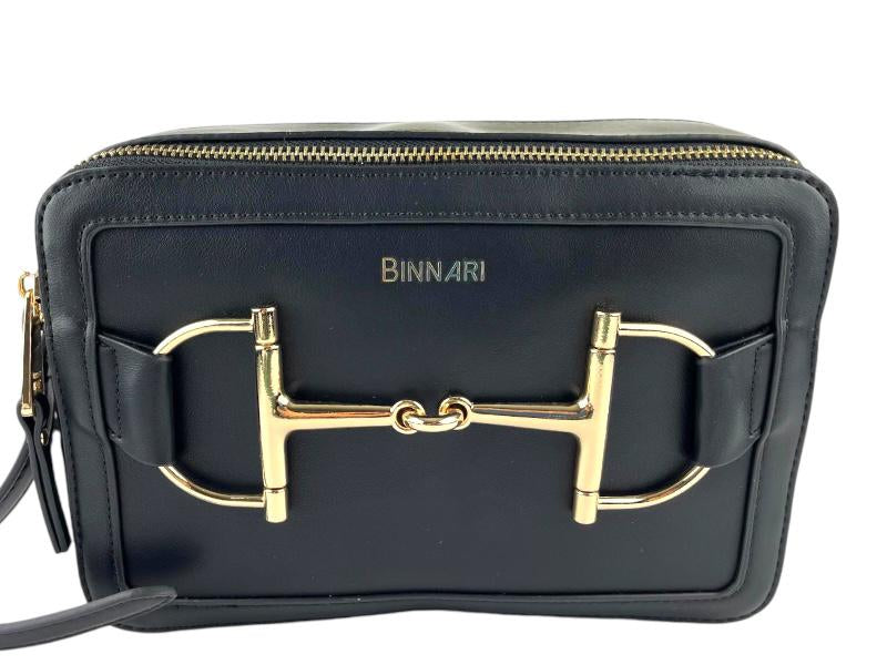 Bolso estilo bandolera negro, de la marca Binnari, con hebillas doradas y logo de la marca impreso. Vista delantera frontal  sobre fondo blanco.