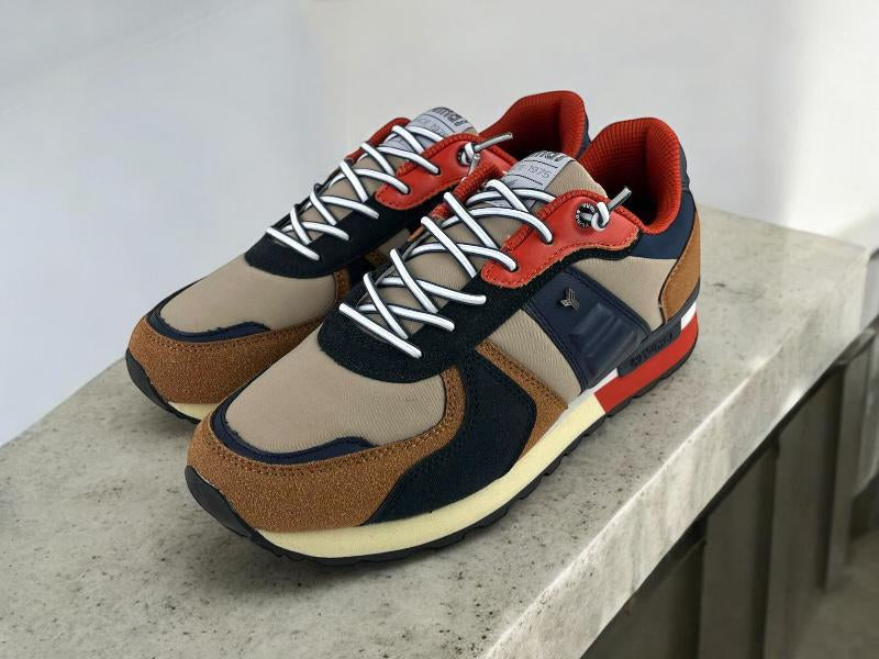 Sneakers de hombre de la marca Yumas con cordones regulables en tonos beige, azul y naranja. Vista lateral izquierda sobre fondo de mármol.
