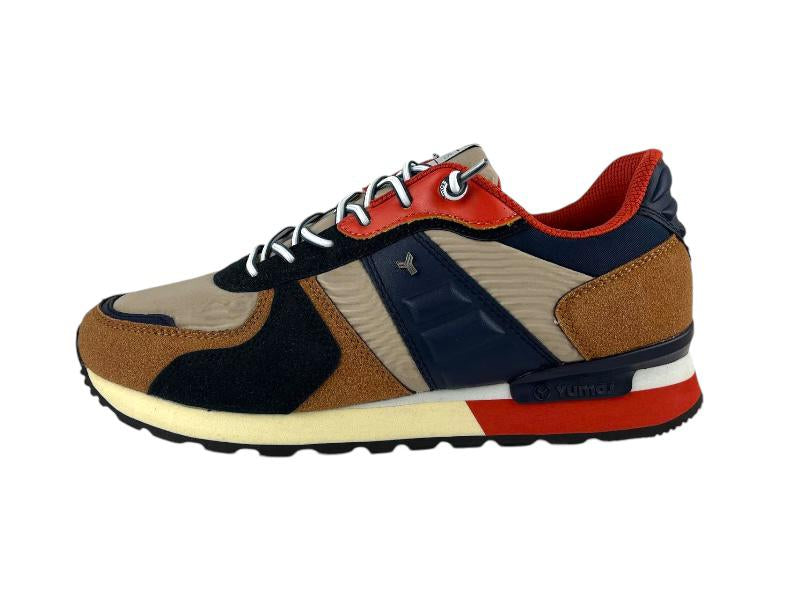 Sneaker de hombre de la marca Yumas con cordones regulables en color beige, azul y naranja. Vista lateral izquierda sobre fondo blanco.
