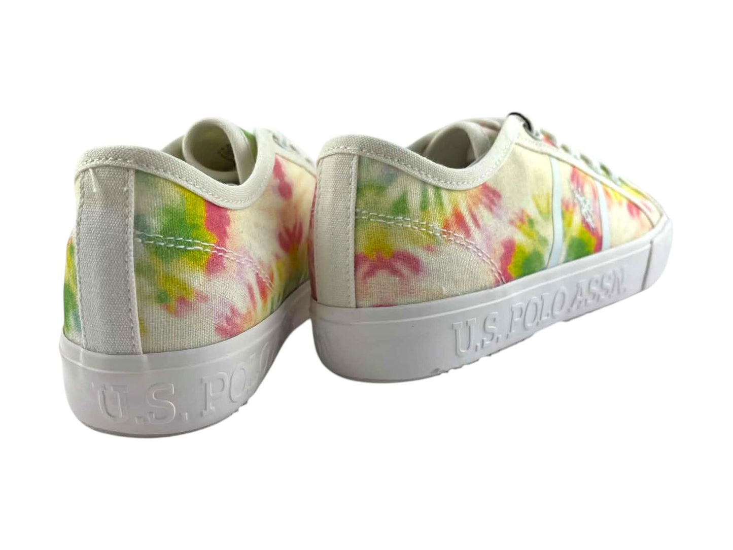Par de tenis de lona U.S. Polo Assn. con estampado tie dye, vista desde atrás mostrando los talones y la suela blanca con relieve.