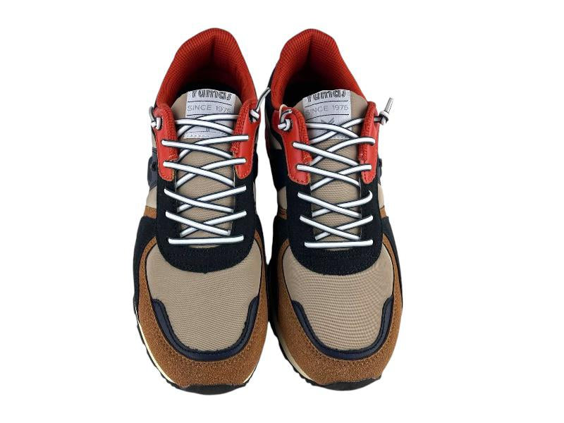 Sneakers de hombre de la marca Yumas con cordones regulables beige, azul y naranja. Vista frontal sobre fondo blanco.
