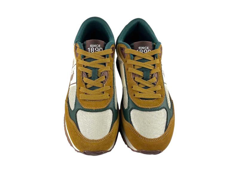 Sneakers de hombre con cordones en piel ocre y verde, con cordones. Vista frontal con fondo blanco.