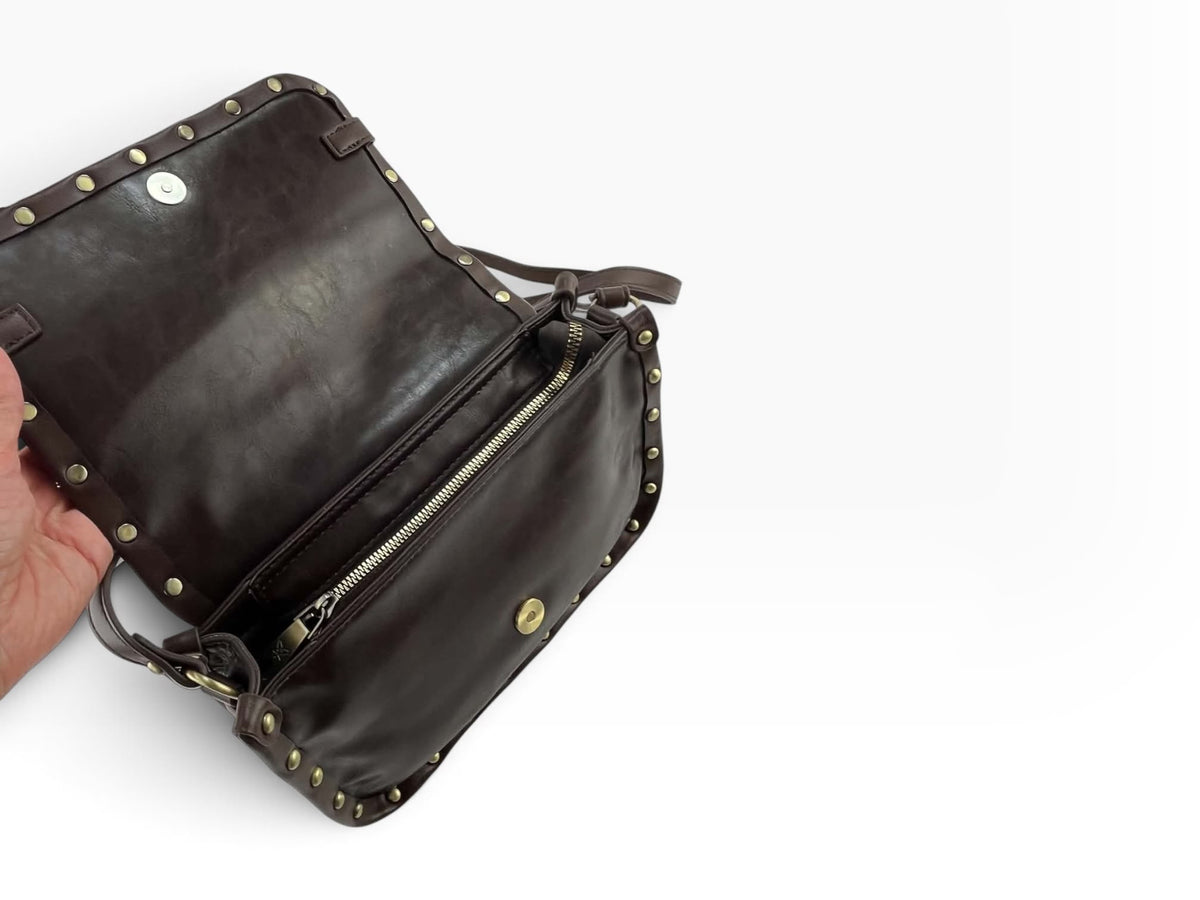 Interior del bolso bandolera Pepe Moll de piel vegana marrón con compartimento de cremallera y solapa de cierre magnético.